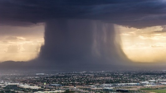 La impactante tormenta que cayó sobre una ciudad de Taiwán como si fuera una "catarata"