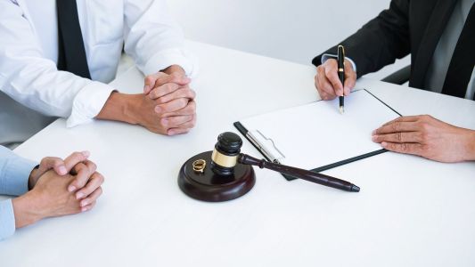 Una mujer fue condenada a pagar una indemnización a su ex pareja