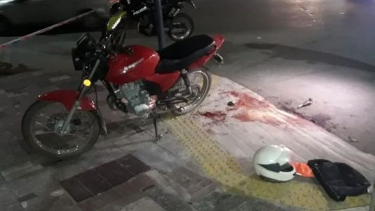 Robó un kiosco, se disparó por error y murió