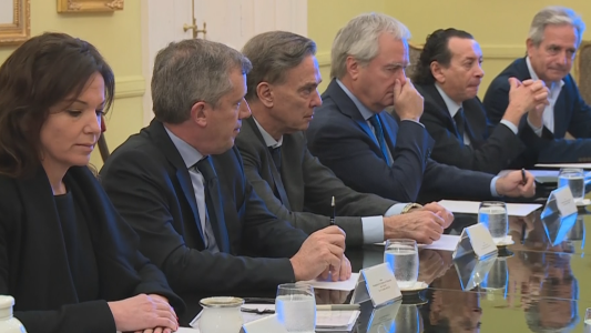 Pichetto ya se sienta en la mesa grande del gobierno