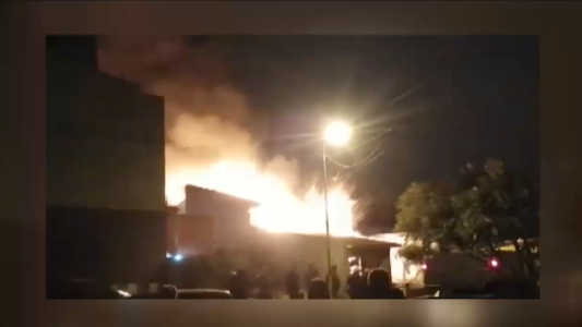 Impresionante explosión de una casa en llamas