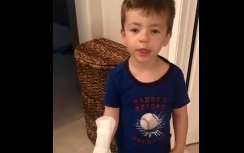 Video viral: el nene que confundió una toallita femenina con una "curita gigante"