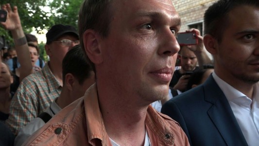 Liberan a periodista de investigación ruso tras polémica detención
