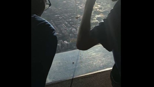 Pánico en la torre: se agrietó el piso de vidrio del mirador