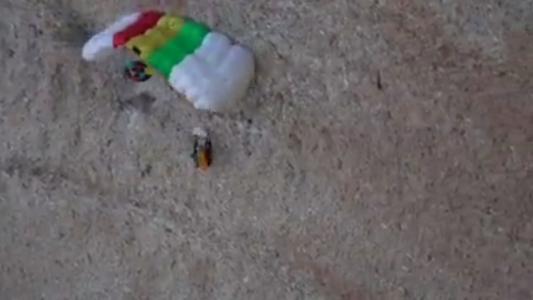 El momento en que un paracaidista se hiere al chocar contra un muro