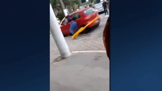 Un automovilista atropelló a manifestantes y huyó