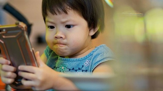 Una nena de dos años casi se queda ciega por usar mucho tiempo el celular de su madre
