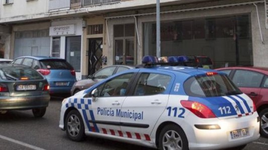 Una chica de 17 destrozó su casa porque su padre tardó en hacerle la cena