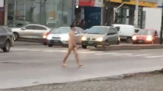 Video: un joven corrió desnudo por la calle y mordió a un vecino