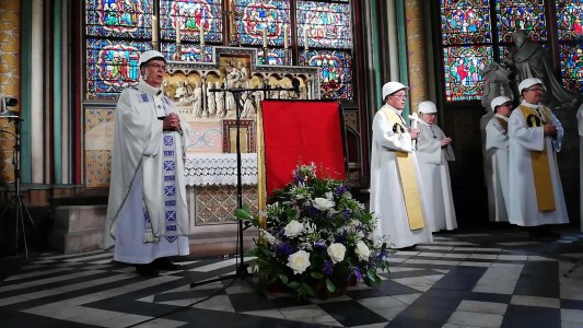 Primera misa en Notre Dame después del incendio
