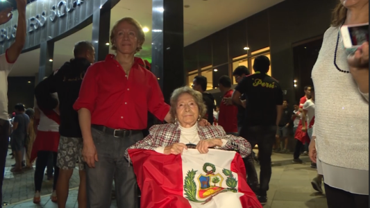 Luz tiene 98 años y viajó a Brasil a alentar a la selección peruana