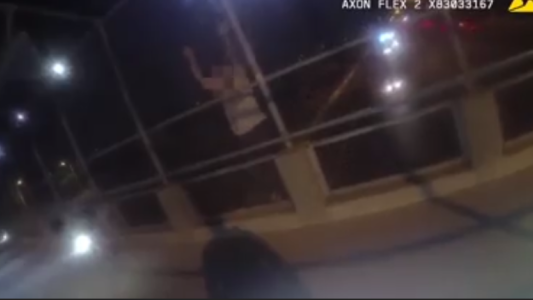 Salva a un suicida que iba a tirarse de un puente ofreciéndole un abrazo