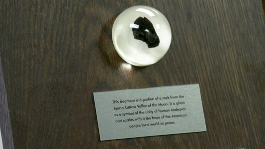 El agente de la NASA que "recupera" rocas lunares