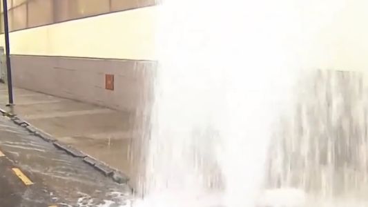 Impresionante escape de agua por un caño roto en Almagro