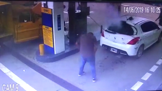 El colmo del narco: fue a cargar gas, explotó el tanque y voló la droga por el aire