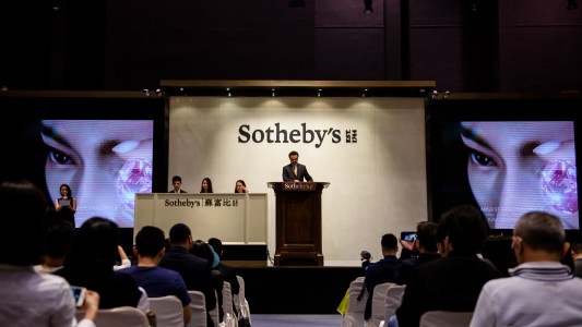 Magnate francés compra la casa de subastas Sotheby's por 3,700 millones de dólares