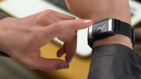 Crean una pulsera que da "toques" eléctricos cada vez que se come demasiado