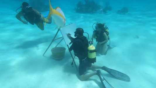 Artista cubano pinta bajo el agua