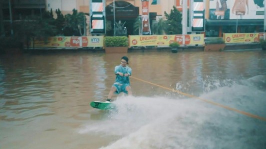 Protesta practicando wakeboard en calles inundadas de Indonesia