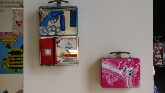 Polémica muestra de arte mezcla juguetes y armas