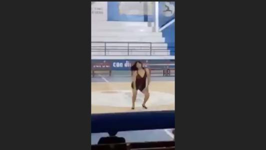 Escándalo por maestra que baila reggaetón en camisón en un acto