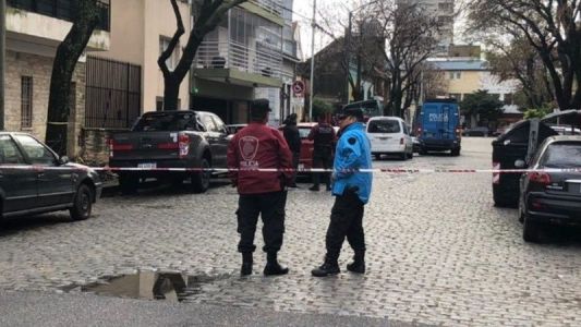 Cadáver envuelto en una frazada en la calle: no tiene signos de muerte violenta