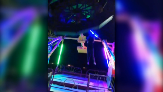 Se le soltó el cinturón y se cayó de un juego mecánico