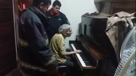 Fue asistido por bomberos y en agradecimiento tocó el piano