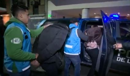 Le robaban a una mujer de 88 años y los sorprendieron in fraganti