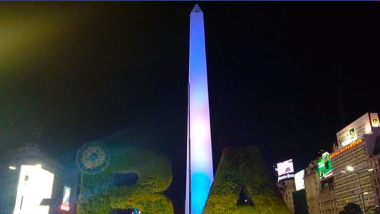 Día de la Bandera: monumentos y edificios públicos, en celeste y blanco