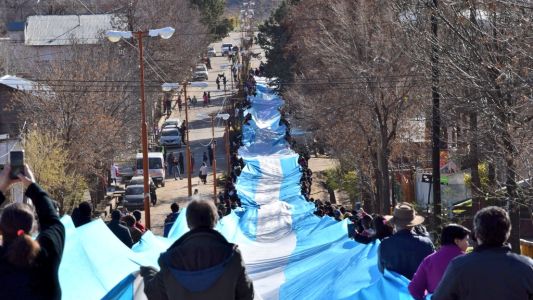 Pueblo neuquino desplegó la bandera más larga