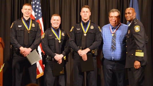 Fue a entregar una pizza, vio algo sospechoso y salvo a dos nenas del abuso de su padre