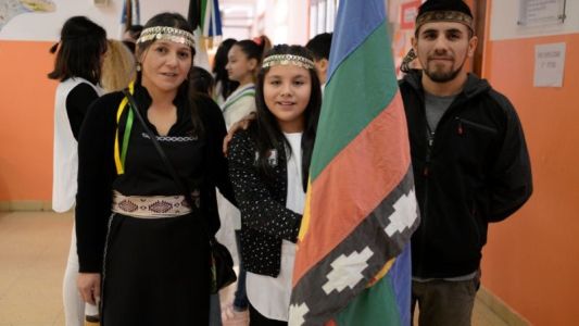 Día de la Bandera: alumnos de Bariloche sumaron la bandera mapuche en el acto
