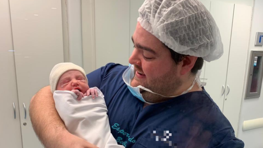 La emoción de Darío Barassi al presentar a su hija recién nacida