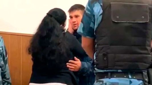 Video: en pleno juicio, una mujer abrazó y perdonó al asesino de su hijo