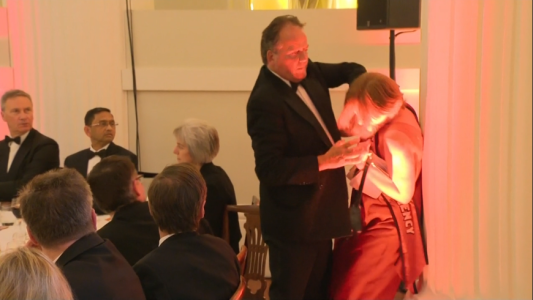 Suspenden a ministro británico por agredir a una integrante de Greenpeace