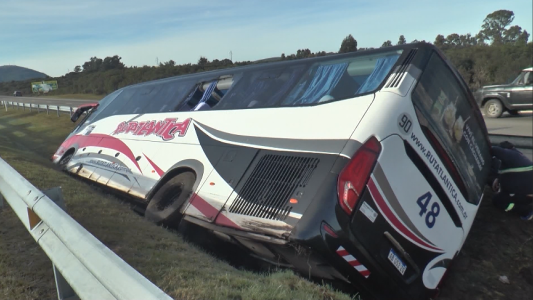 Así quedó el micro que volcó en Uruguay con 45 argentinos