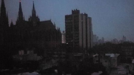 Miles de usuarios continúan sin luz por el apagón en La Plata