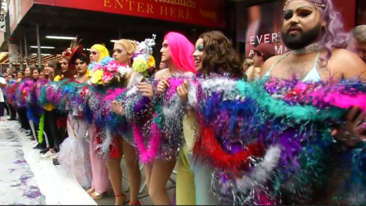 Nueva York tiene la boa de plumas más larga del mundo