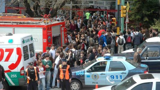 Evacuaron el Lenguas Vivas por escape de gas, dos alumnos están internados
