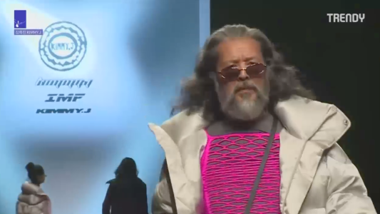 El modelo masculino que arrancó su carrera a los 65 años