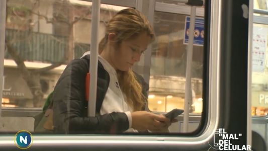 La vida que llevamos: mareos, dolores de cabeza y cuello por el uso del celular