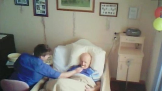 Video: un cuidador maltrata e intenta ahogar a su paciente de 89 años