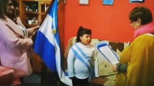 Una pequeña prometió la bandera en su casa porque estaba enferma