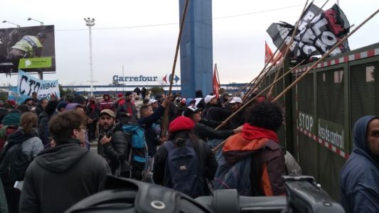 Colocaron la "supervalla" para frenar a manifestantes en el Puente Pueyrredón