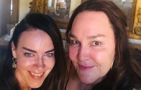 Se mudó a un palacio de 800 años, se sacó una selfie y descubrió un detalle de terror