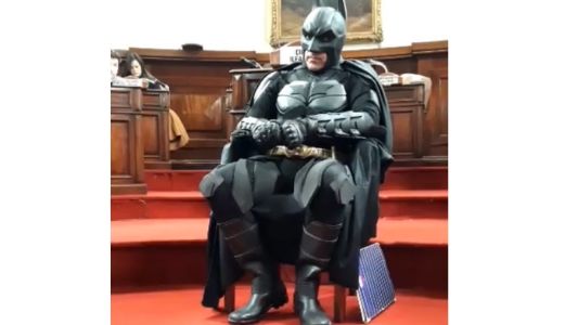 Reconocieron a Batman como "Vecino Destacado" de La Plata