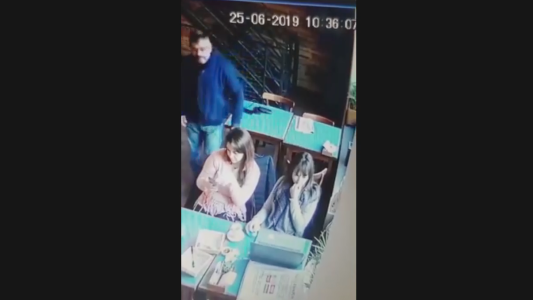 El sigiloso accionar de un punga en un bar céntrico