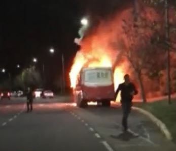 Se incendió un micro que llevaba chicos