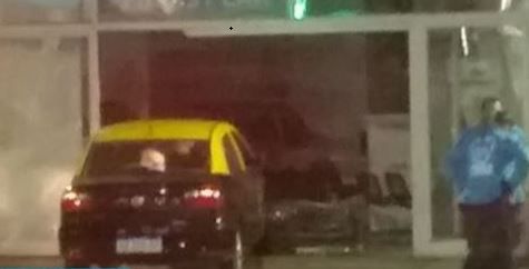 Un taxi se incrustó en una concesionaria